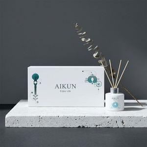 ชุดของขวัญก้านไม้หอมปรับอากาศ Aikun 100 มล. กลิ่นหอมติดทนนาน บรรจุในกล่องสีขาว พร้อมโลโก้บนขวดแก้ว  ตอบกลับรวดเร็ว ขั้นต่ำในการสั่งซื้อน้อย เหมาะสำหรับร้านค้าออนไลน์ - Product Image 1