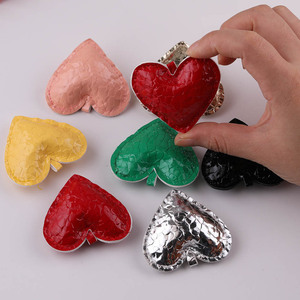 Dijes de cuero PU con forma de corazón, colores aleatorios, accesorios de joyería DIY para llaveros, colgantes, regalo unisex - Product Image 1