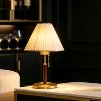 Lampe de table vintage en laiton massif avec poteau en bois de noyer, abat-jour en tissu plissé doux, cordon de tirage, lampe de chevet décorative pour la maison et l'hôtel