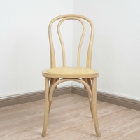 Chaise en bois massif courbé avec assise en rotin, design rustique pour mariages et événements