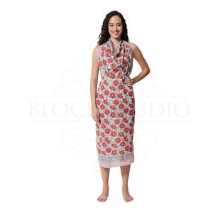 Pareo de Algodón con Estampado a Mano en Rojo Rubor y Verde Salvia para Mujer, Ligero, para Usar como Cubrebañador, Ropa de Playa y Resort para el Verano - Product Image 2