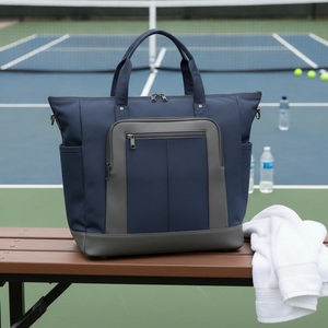 Sac de sport technique spacieux pour pickleball avec poches latérales, capacité pour 2 raquettes, poche pour bouteille d'eau, en PU 900D mat, logo personnalisé, vente en gros - Product Image 3
