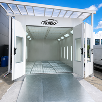 Cabine de peinture automobile RuiBo avec bandes de sécurité blanches, quatre portes pliantes, grille de sol, retour de grille, luminaires LED