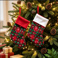 Mini chaussettes de Noël à carreaux rouges et verts avec flocons de neige, décorations suspendues pour cheminée, chaussettes cadeaux de Noël