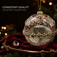 Boule de Noël de luxe en verre mercure ornée de bijoux, avec treillis perlé à la main et strass rouges en forme de goutte d'eau, et ceinture florale en pierres précieuses