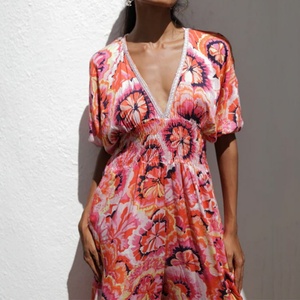 Mono Corto de Manga Corta con Escote Profundo en V Plisado para Mujer, Personalizado, 100% Rayón Voile, Talla Grande - Product Image 2