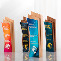 Trophée en bois de style cristal moderne avec design incurvé et finition haut de gamme pour les réalisations professionnelles et les cérémonies