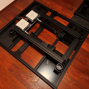 Cockpit de simulation de course professionnel à mouvement complet, châssis en profilés aluminium, ensemble complet avec siège, volant et pédales - Product Image 1