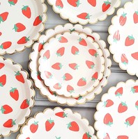 24 Pièces de Fournitures d'Anniversaire Modernes et Très Vendues sur le Thème Fraise et Baies : Boîtes à Dragées, Assiettes, Serviettes, Gobelets, Nappes, Bannière - 87 Pièces