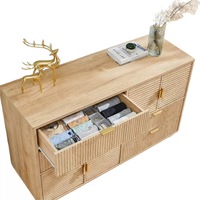 Commode contemporaine multifonction en bois cannelé avec 4 tiroirs et 4 portes, poignées métalliques, 5 pieds en bois, écologique, pour salon