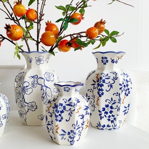 Vase en céramique bleu et blanc Muyu Chronicles avec motif floral pour décoration de bureau - Product Image 3