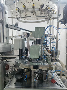 Machine à fabriquer des chaussettes commerciale à grande vitesse, tout-en-un, 3,75 pouces, fabriquée en Italie, livrée en état neuf - Product Image 5