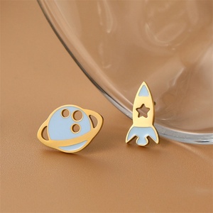 Pendientes de acero inoxidable con diseño de nave espacial chapados en oro al por mayor, aretes de esmalte de dibujos animados - Product Image 4