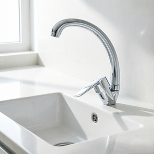 Robinet de cuisine moderne à un seul trou en alliage de zinc avec corps chromé et cartouche céramique, idéal pour les cuisines d'hôtels et d'appartements - Product Image 3