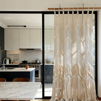 Rideau en macramé noué à la main de style bohème, franges en macramé pour les intérieurs chaleureux de café vintage