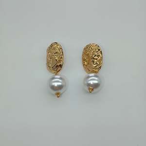Pendientes de Moda con Perlas, Chapados en Oro PVD, Acero Inoxidable 316L, Diseño de Gota de Perla, Resistentes y Sostenibles - Product Image 1