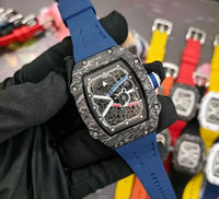 Montre mécanique squelette tendance pour homme avec boîtier tonneau, mouvement visible et bracelet textile orange