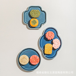 Plato de porcelana de forma irregular de la cerámica Wuxitang de Dehua, Fujian, para servir postres en bodas. - Product Image 1