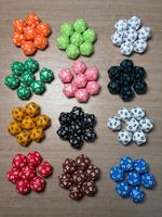 Dados acrílicos transparentes multicolor de 20 caras para juegos de rol de mesa (RPG) con números poliédricos.