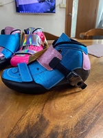 Patins à roulettes en ligne pour enfants et jeunes, avec logo personnalisé OEM d'usine, réglables, à quatre roues, en fibre de carbone et cuir