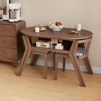 Ensemble table et chaises en bois massif, durable et adapté aux petits appartements.