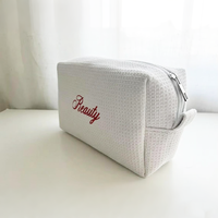 OEM Sac brodé gaufré Sacs à cosmétiques en coton avec logo personnalisé Grande trousse de maquillage pour cadeaux de mariage Femmes Hommes Voyage Plage