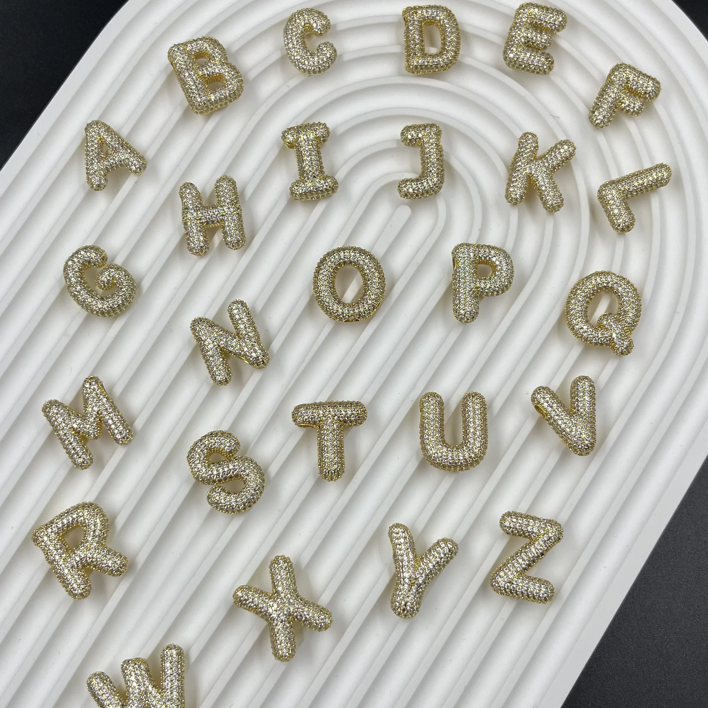 CZ 26 alfabeto lettera iniziale ottone ciondolo con ciondoli in oro placcato oro 18 carati ciondolo con collana di zirconi cubici per la creazione di gioielli