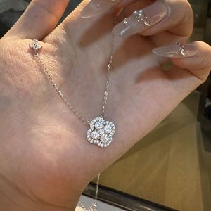 สร้อยคอเงินแท้ S925 ประดับเพชรระยิบระยับ ดีไซน์ดอกไม้สุดหรู ระดับไฮเอนด์ สร้อยคอทองคำ ดีไซน์ดอกไม้หวานละมุน - Product Image 4