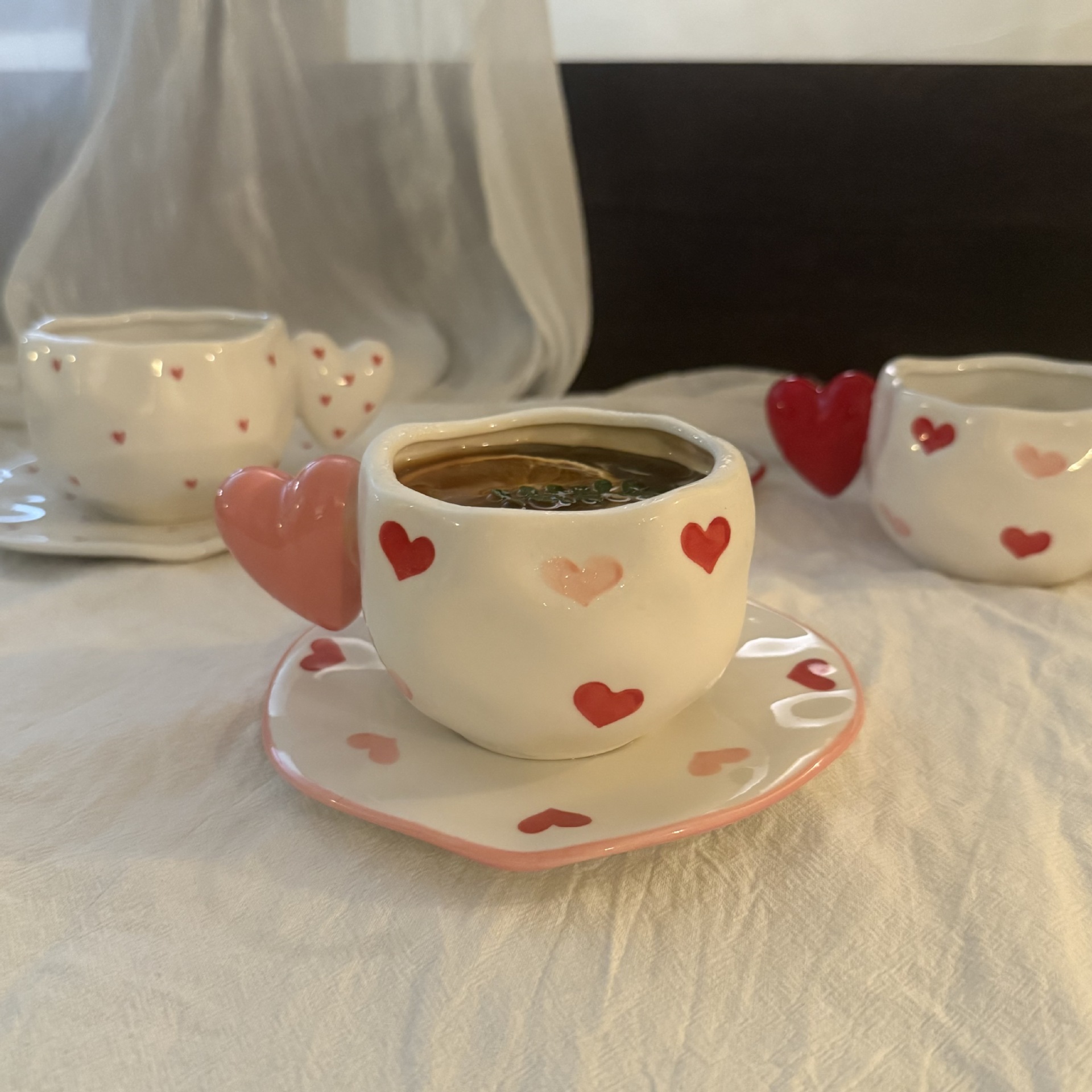 Taza rosa "Love" de 300 ml con plato de 16 cm.