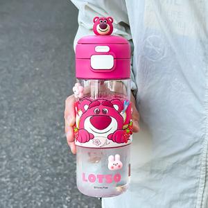 Botella de agua para niños Lotso Strawberry Bear, 500 ml, con doble tapa y pajita, para la escuela, diseño de dibujos animados, vaso de plástico. - Product Image 1