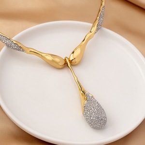 Collana Girocollo di Lusso di Alta Qualità a Forma di Y Massiccia Placcata in Oro Fuso con Cristallo a Goccia Gioiello Unico per Feste di Matrimonio - Product Image 3