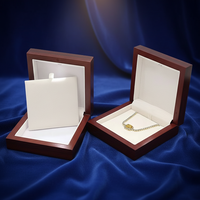Boîte à bijoux luxueuse avec fonction d'éclairage. Boîte de présentation mate de style tiroir, personnalisable avec logo de marque.
