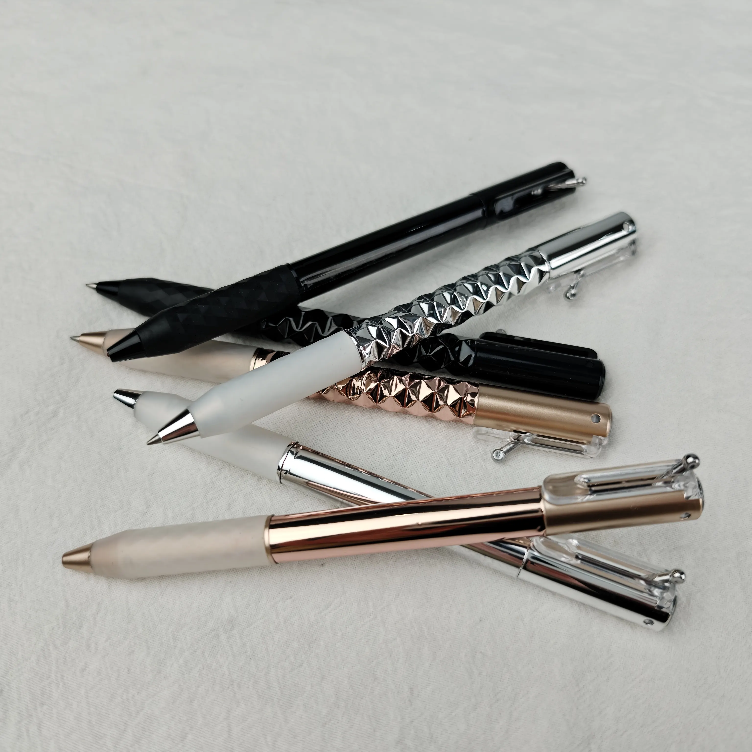 أقلام حبر جاف من البلاستيك من YF PEN قلم حبر جاف جديد مع علامة تجارية مخصصة للترويج