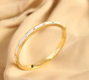 Disesuaikan kualitas tinggi 18k berlapis kuningan perhiasan aksesori diukir pesona mewah gelang untuk wanita