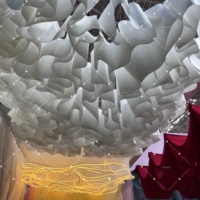 Décoration suspendue en papier ondulé blanc de luxe à texture française Zhongyi, fabriquée au Henan, Chine, pour restaurants, hôtels, mariages