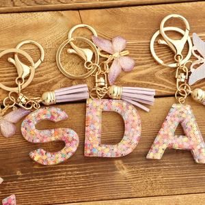 พวงกุญแจตัวอักษรแฟชั่นอะคริลิคพร้อมจี้สีชมพูหิมะที่เติมเต็ม26ตัวอักษรพวงกุญแจตัวอักษรเรซิ่นสำหรับกระเป๋าเงินผู้หญิง - Product Image 6