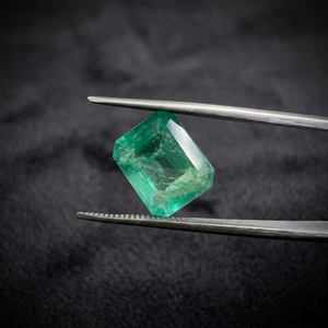 Pierre précieuse en émeraude de 4,50 carats, d'origine zambienne, pour bagues de luxe - Product Image 4