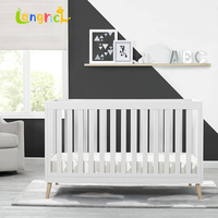 Lit bébé convertible 4-en-1 moderne en bois, finition blanche, pieds en bois naturel, hauteur de matelas réglable, pin massif, lit OEM