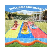 Toboggan aquatique gonflable en PVC pour usage commercial, grand modèle d'été pour l'intérieur et l'extérieur, avec tapis de pulvérisation double pour trois personnes et coussin d'air de jeu sur herbe