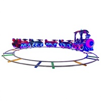 Train électrique miniature sur circuit en boucle pour aire de jeux pour enfants dans un parc à thème commercial en plein air