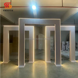 Arche de mariage lisse fond de scène avec lustre suspendu au milieu du fond acrylique - Product Image 3