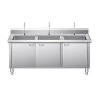Évier industriel en acier inoxydable à trois bacs avec armoire de rangement 3 portes, crédence et pieds réglables pour hôtellerie et restauration