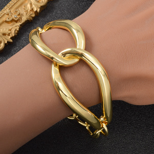 Bracelet unisexe tendance de luxe à maillons ovales géométriques entrelacés avec fermoir à bascule, en cuivre poli vibrant, personnalisable, pour anniversaire, plaqué or 18 carats, vente en gros - Product Image 2