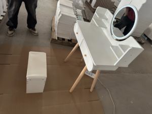 Coiffeuse en bois crème avec miroir LED réglable au design moderne et luxueux, idéale pour petit appartement ou salon principal - Product Image 5