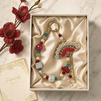 Breloque de téléphone de luxe rouge en forme d'éventail, perlée, avec pompon en perles, style chinois, porte-clés doré, pendentif de sac, fait main, vente en gros