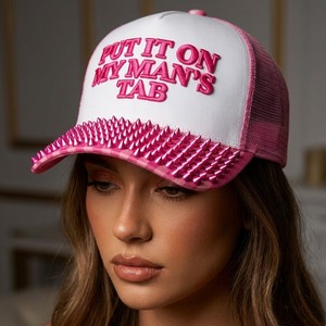 Cappello trucker personalizzato <span class=keywords><strong>con</strong></span> bordo a punta rosa, ricamo 3D in rilievo, <span class=keywords><strong>con</strong></span> scritta 'PUT IT on MY MAN'S TAB', stile punk Y2K, estetica GRS, prodotto da un'azienda sostenibile. - Product Image 2