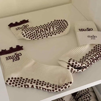 Chaussettes antidérapantes personnalisées pour femmes, vente en gros, chaussettes de sport en coton avec logo, chaussettes de Pilates à volants, chaussettes de yoga antidérapantes pour filles, faible MOQ