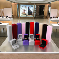 Coffret à bijoux moderne et luxueux en velours, personnalisable avec logo, en forme carrée, certifié ISO9001, adapté aux bagues, colliers et bracelets