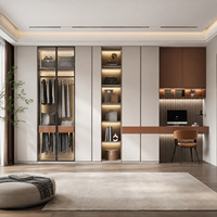 Armoire sur mesure haut de gamme autoportante avec coiffeuse intégrée, penderie intégrée, portes vitrées et éclairage LED