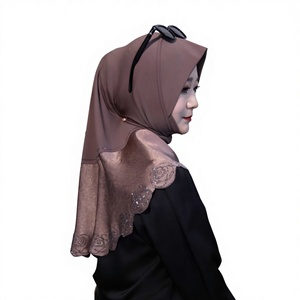 Nuova Sciarpa Estiva da Donna in Poliestere con Cristalli e Motivi Floreali (Pizzo Rosa Dubai con Strass Termoadesivi) - Product Image 1